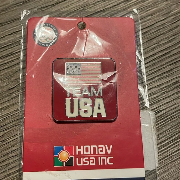 Team USA Square Pin Rare - Picture 1 of 2